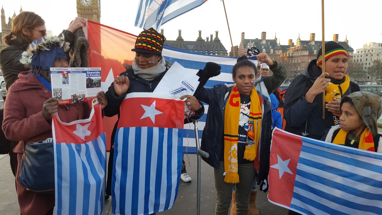Aksi Massa Papua Merdeka di London, Kamis (01/12) memperingati HUT Kemerdekaan West Papua ke - 55. Mereka menuntut Indonesia segera angkat kaki dari Tanah Papua.@Serogo Tabuni.